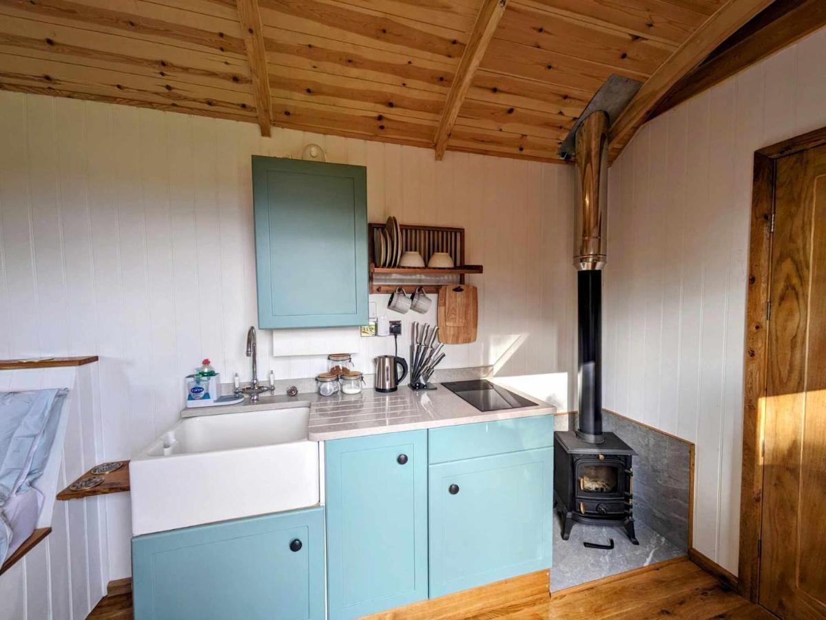 Romantic Nature Retreat, Luxury Glamping & Stargazing Views - Dragonfly Shepherd Hut Yarpole Kültér fotó