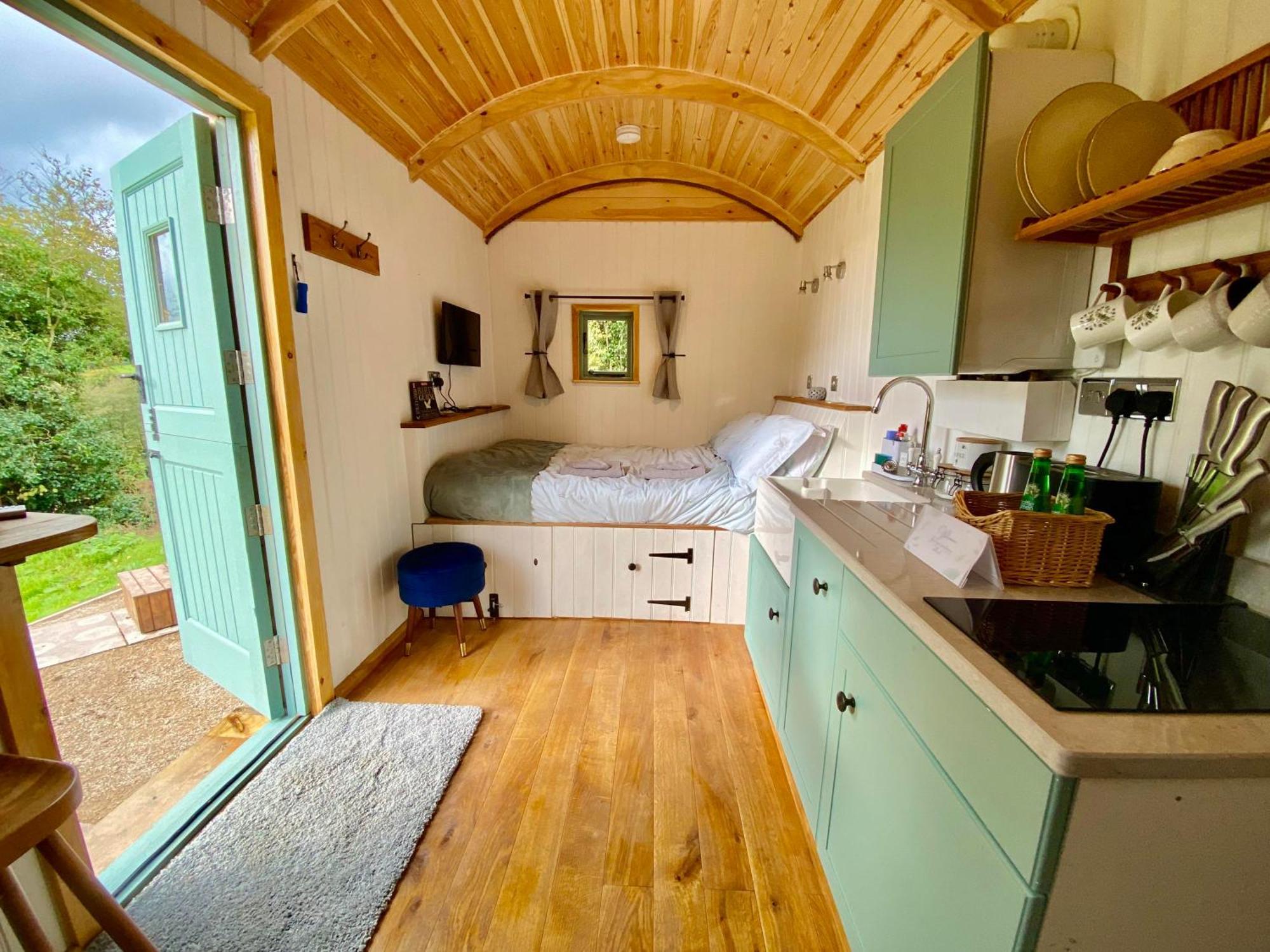 Romantic Nature Retreat, Luxury Glamping & Stargazing Views - Dragonfly Shepherd Hut Yarpole Kültér fotó