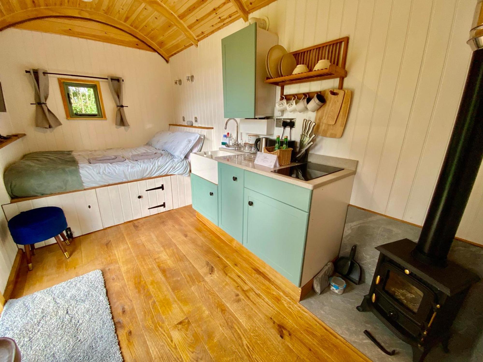 Romantic Nature Retreat, Luxury Glamping & Stargazing Views - Dragonfly Shepherd Hut Yarpole Kültér fotó