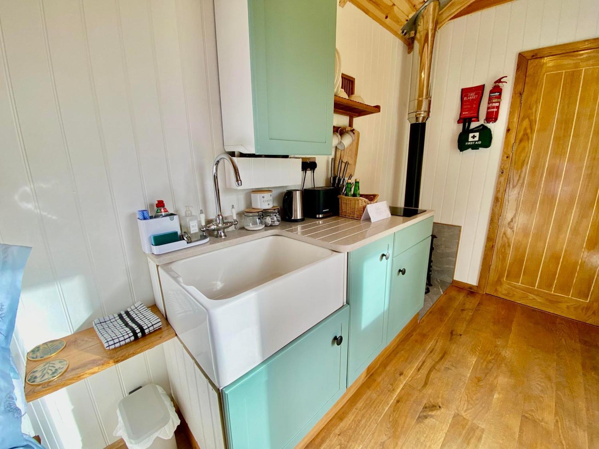 Romantic Nature Retreat, Luxury Glamping & Stargazing Views - Dragonfly Shepherd Hut Yarpole Kültér fotó