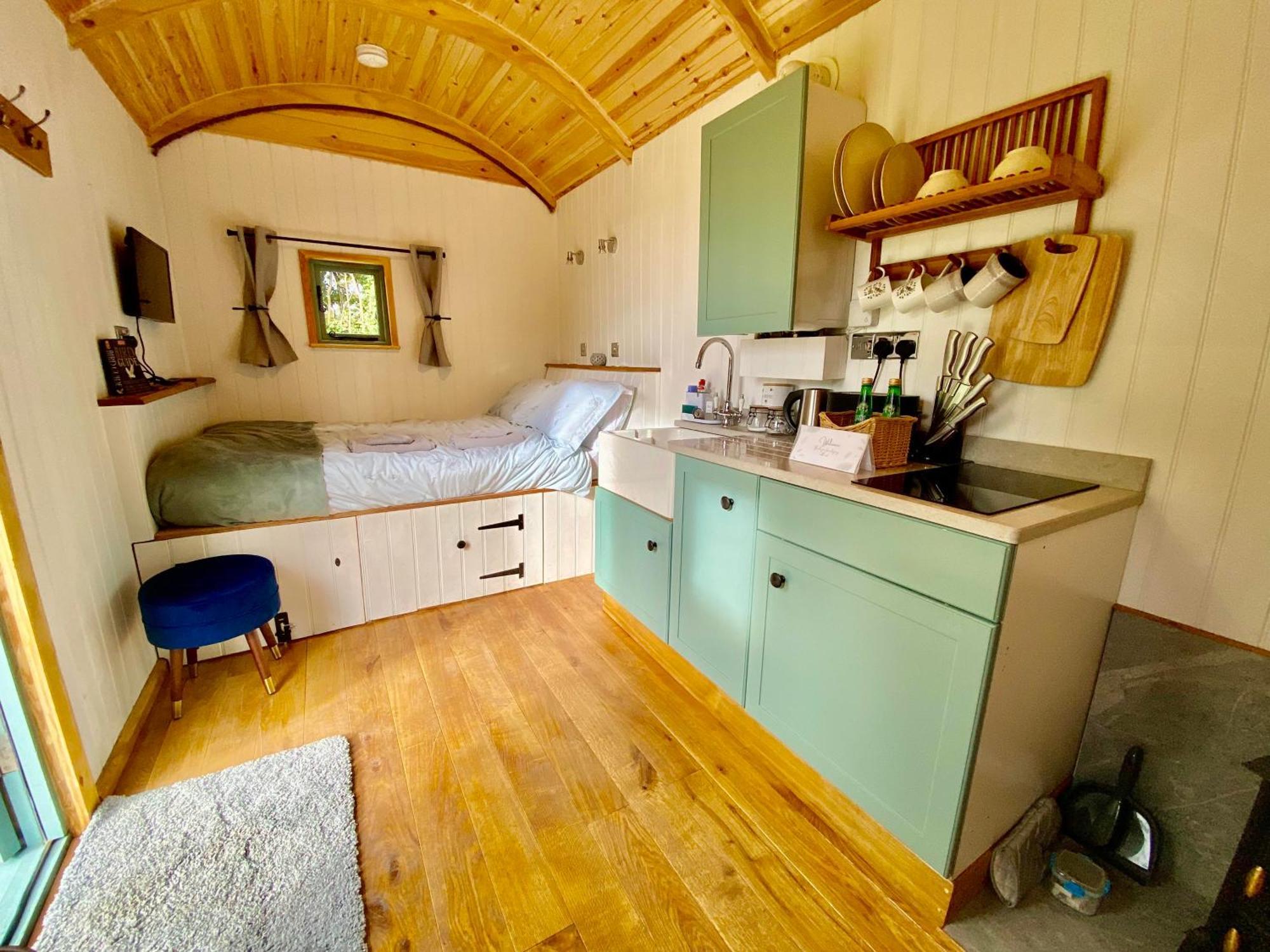 Romantic Nature Retreat, Luxury Glamping & Stargazing Views - Dragonfly Shepherd Hut Yarpole Kültér fotó