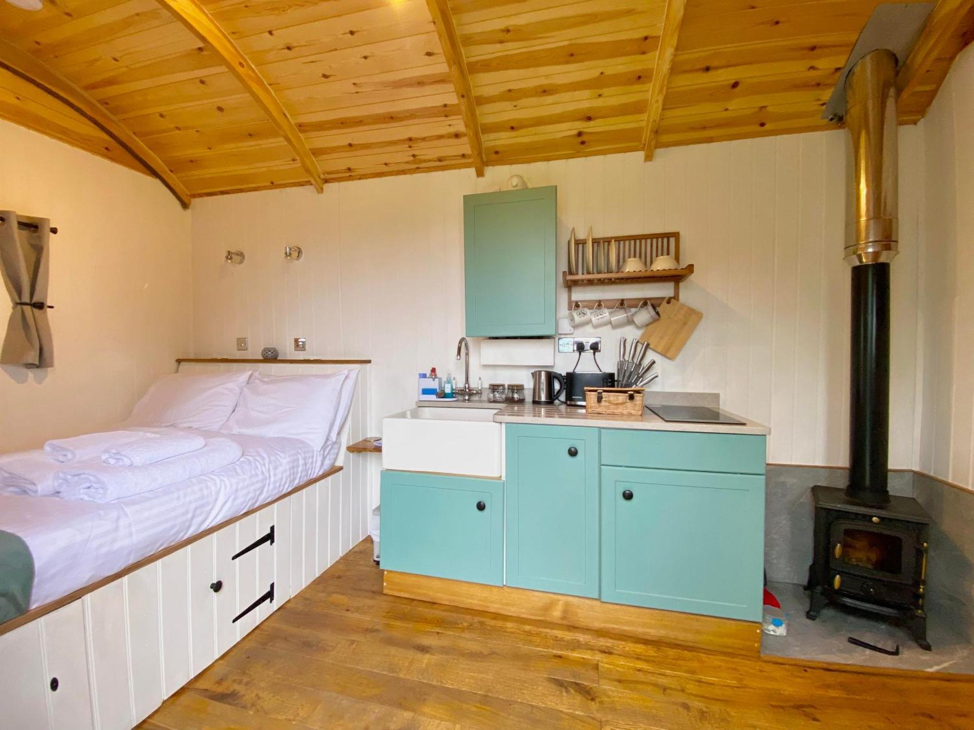 Romantic Nature Retreat, Luxury Glamping & Stargazing Views - Dragonfly Shepherd Hut Yarpole Kültér fotó