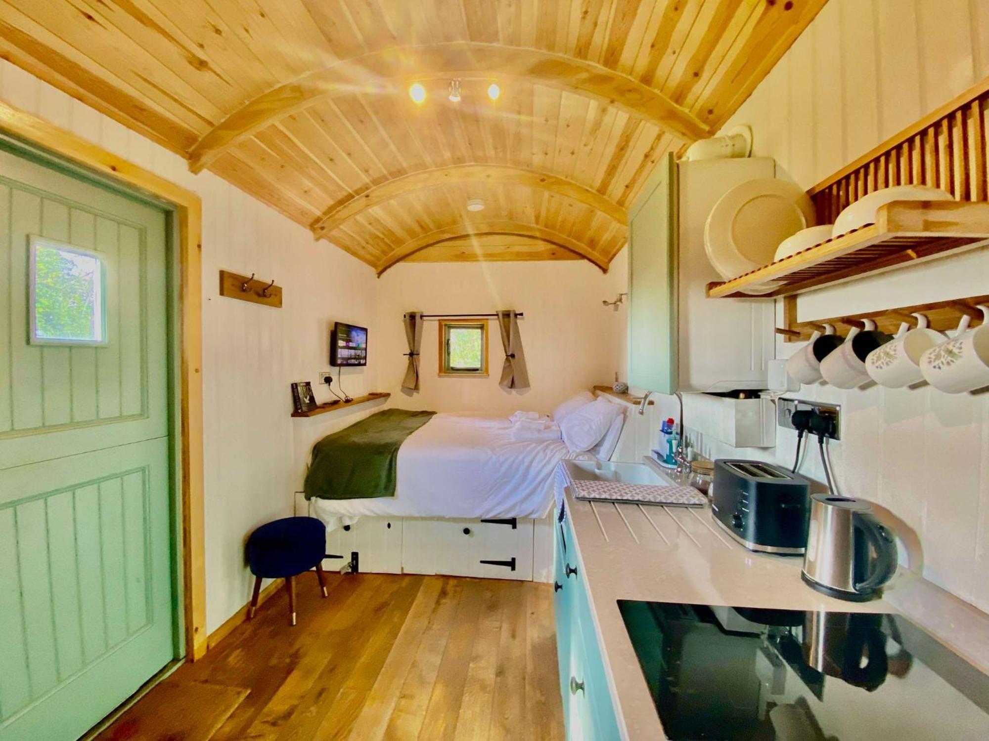 Romantic Nature Retreat, Luxury Glamping & Stargazing Views - Dragonfly Shepherd Hut Yarpole Kültér fotó