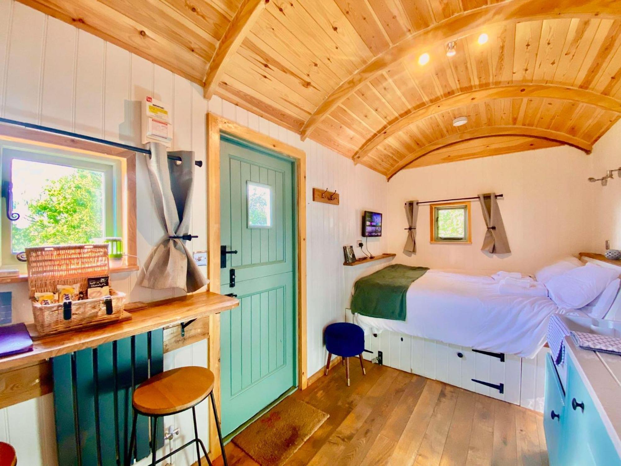 Romantic Nature Retreat, Luxury Glamping & Stargazing Views - Dragonfly Shepherd Hut Yarpole Kültér fotó